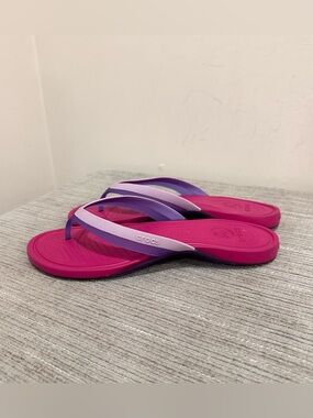 Crocs Flip Flops Sandals Hot Pink Women’s 10 Thongs Summer Classic Beach Pool